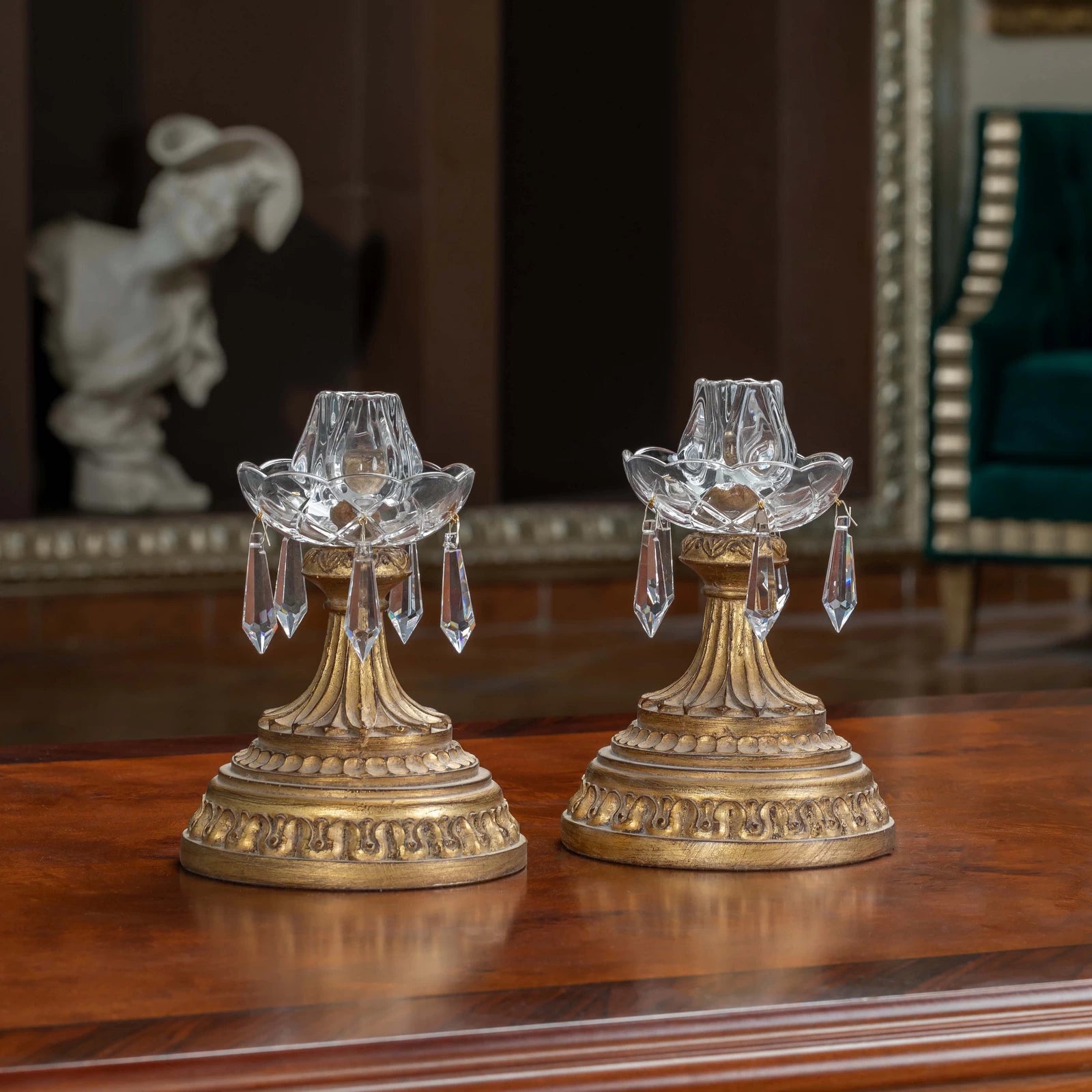 Classic Flory Set with round bases displayed on a table, showcasing elegant shapes and a refined design ideal for classic home décor.

