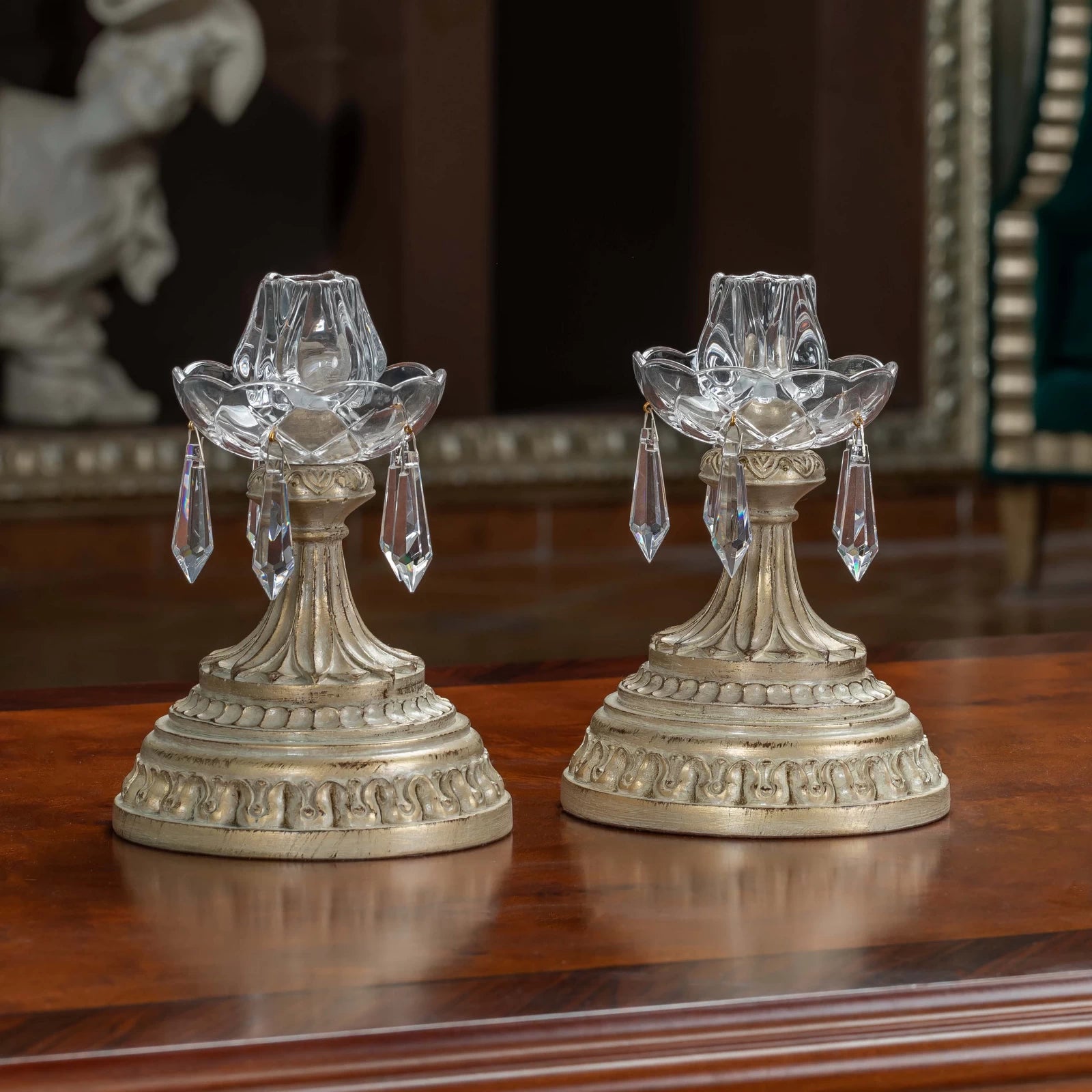 Classic Flory Set with round bases displayed on a table, showcasing elegant shapes and a refined design ideal for classic home décor.

