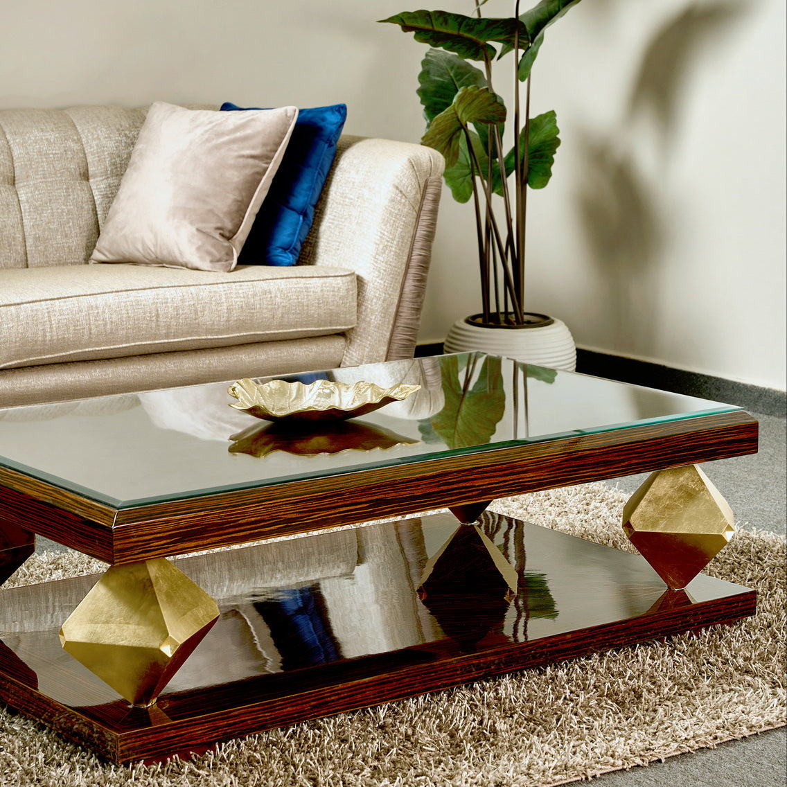 Pyramiza Table