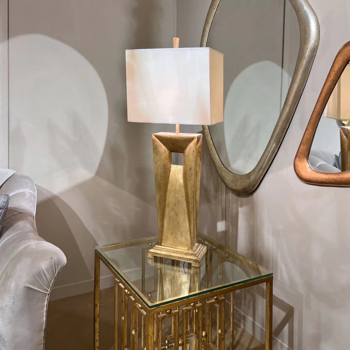 Modern REKTA Table Lamp in minimalist design on a wooden desk – Daleenz Store

